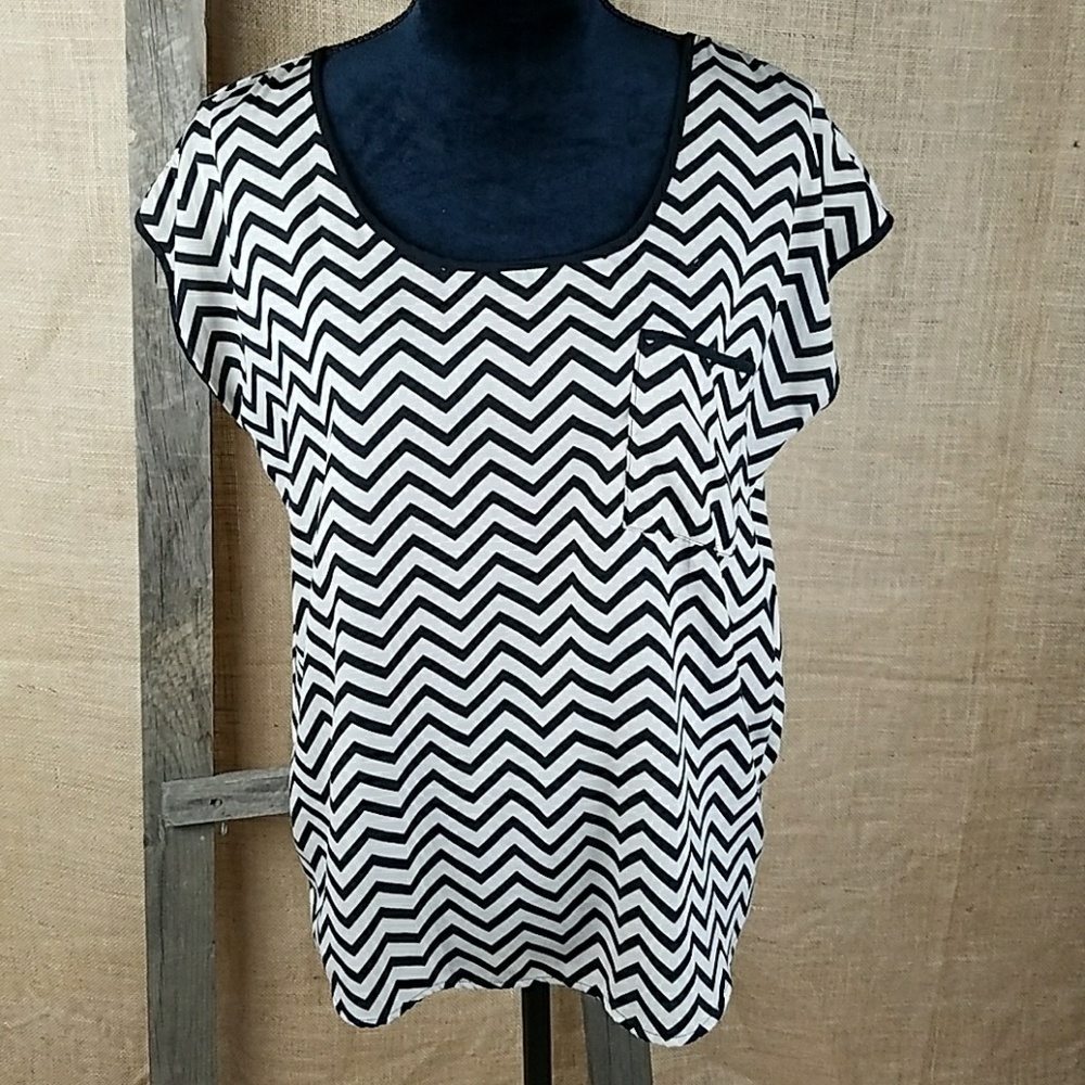 Romeo & Juliet Couture women M chevron blouse short sleeve career Minimalist